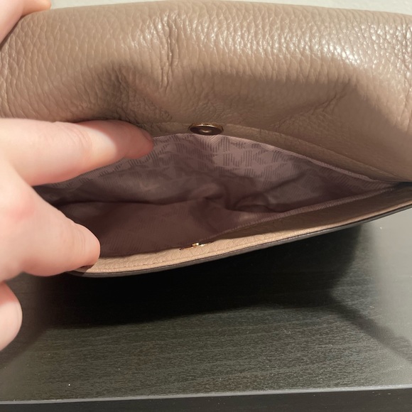 Michael Kors flap closure cross body gold chain strap - Picture 6 of 8